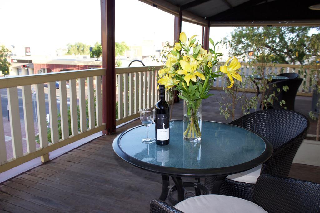 Balcony On Sixth Lodge Murray Bridge Eksteriør billede